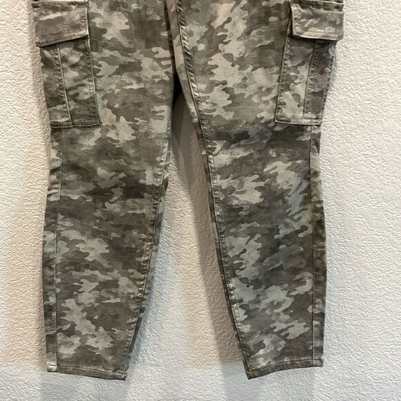 NEW Spanx Stretch Twill Ankle Cargo Pant in Stone Wash Camo Size XL Petite - Picture 4 of 10